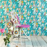 Patrones florales brillantes sobre papel tapiz