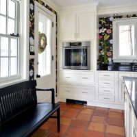 Cocina blanca en la sala de estar de una casa de campo