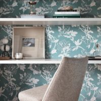 Estantes blancos con decoraciones en el fondo de papel tapiz floral