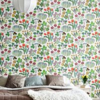 La pared moteada detrás del sofá en la sala de estar