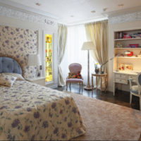 Textil con flores en el diseño de la habitación.