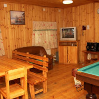 Rideaux sur les fenêtres de la salle de relaxation dans le bain