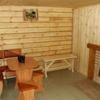 Meubles en bois dans le vestiaire