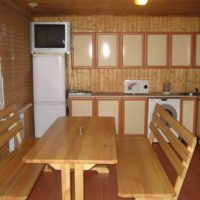 Mobilier en pin dans la salle de relaxation du bain public