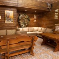Mobilier en bois dans la salle pour les réunions après le bain
