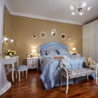 Literie bleue dans la chambre avec parquet.