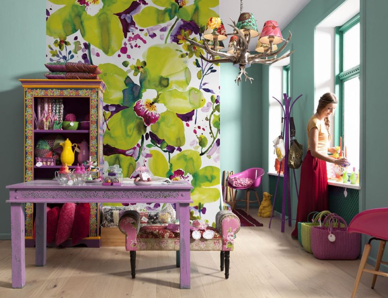 Mural con grandes flores en el interior de la sala de estar de una casa privada.