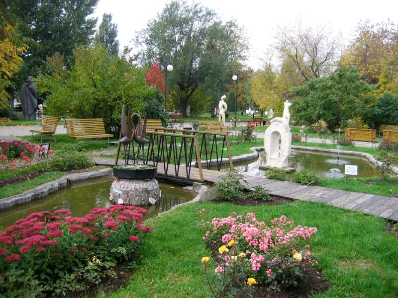 Coin pour un séjour confortable avec un étang artificiel dans un parc de la ville