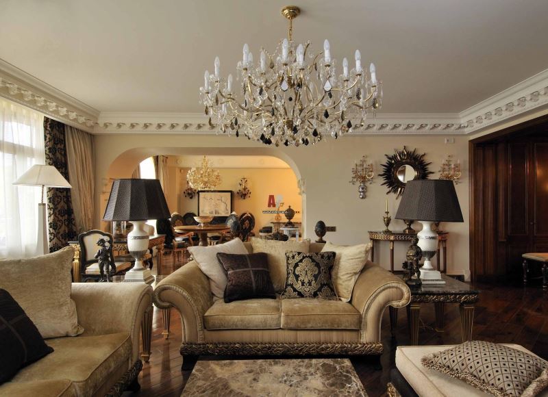 Lustre en cristal à l'intérieur d'un salon classique