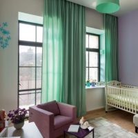 Rideaux couleur menthe dans le salon d'une maison de campagne