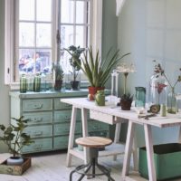 Commode à la menthe sous la fenêtre du salon