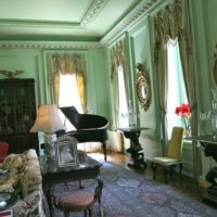 Intérieur de salon de couleur menthe classique