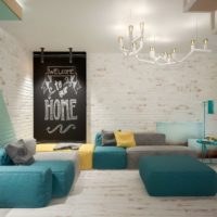 Meubles rembourrés de couleur menthol dans le salon d'un appartement moderne