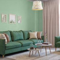 Mur à la menthe dans le salon avec des rideaux beiges