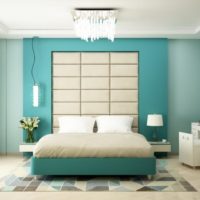 Décoration murale derrière le lit dans la chambre principale