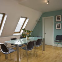 Couleur menthe à l'intérieur de la pièce aux murs inégaux