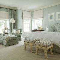 Couleur menthe à l'intérieur d'une chambre spacieuse dans une maison de campagne