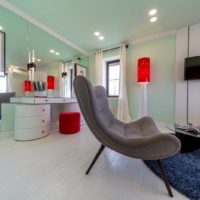 Fauteuil gris dans un salon moderne