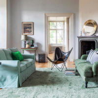 Canapés et tapis de couleur menthe dans les mêmes couleurs