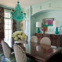 Mobilier de salon sombre avec des murs de menthe