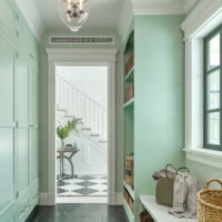 Couloir d'une maison privée aux couleurs menthe