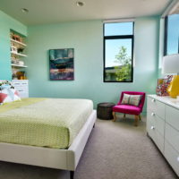 L'intérieur de la chambre aux tons calmes