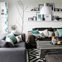 Gris à l'intérieur du salon avec des oreillers à la menthe