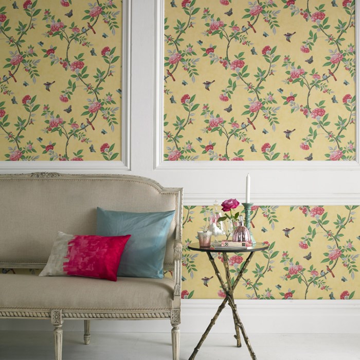 Diseño de sala de estilo inglés con papel tapiz floral