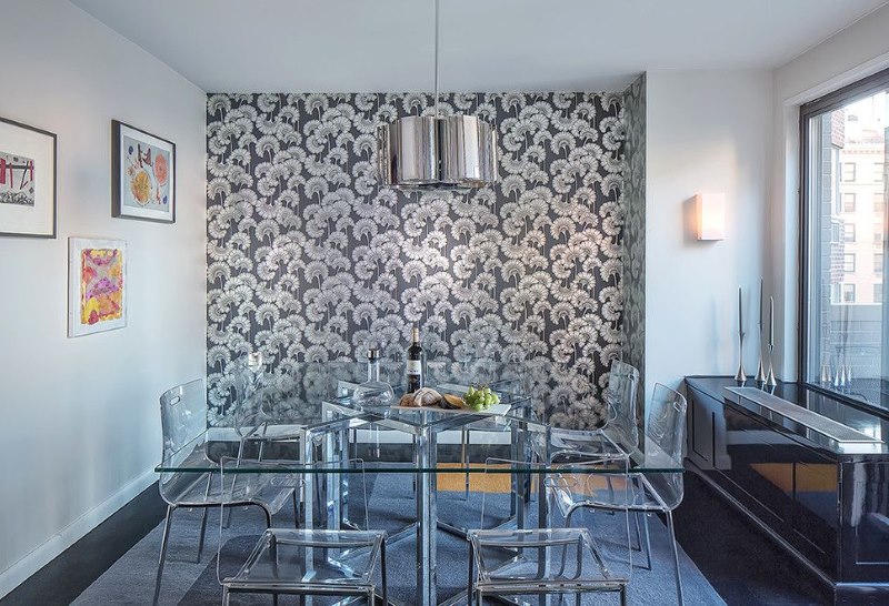 El interior del comedor del espacio de la cocina con papel tapiz floral