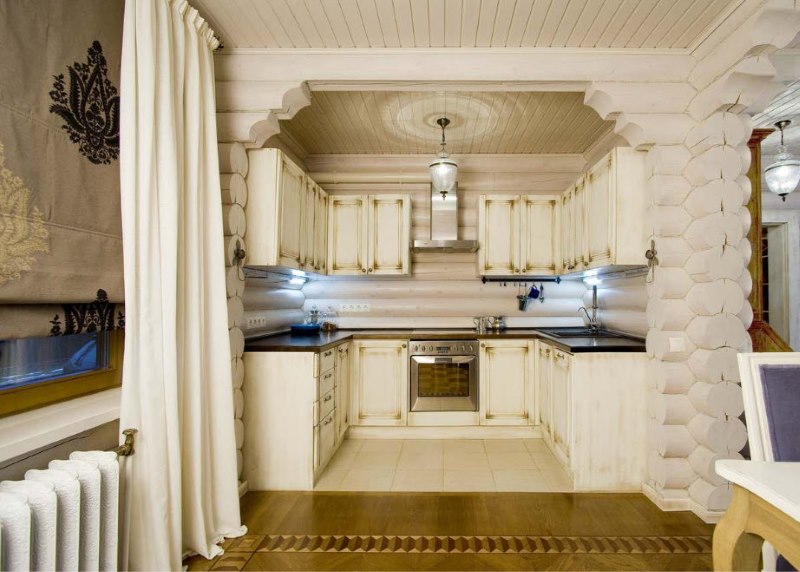 Concevoir une petite cuisine dans une maison en rondins