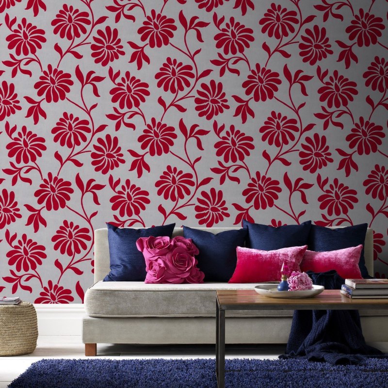 Una combinación contrastante de papel tapiz floral con textiles en la sala de estar