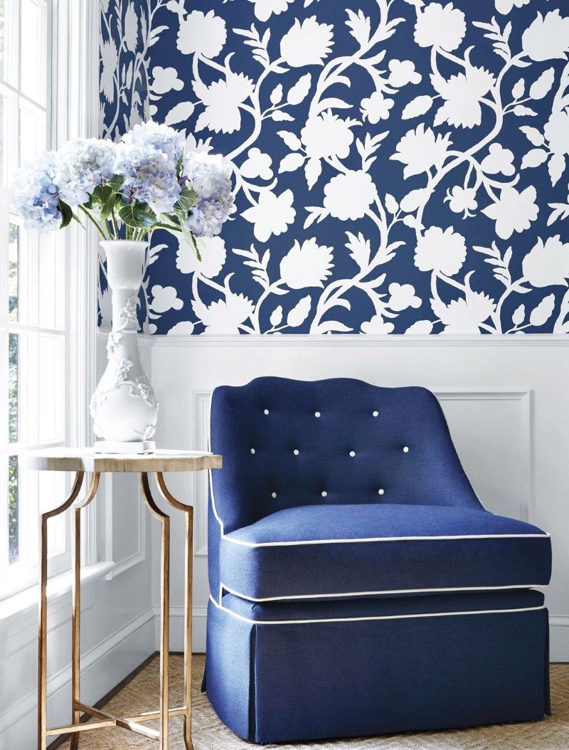 Papel pintado azul y blanco en una flor grande en el interior de la sala de estar