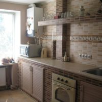 Finition de l'espace de travail de la cuisine avec des carreaux de céramique