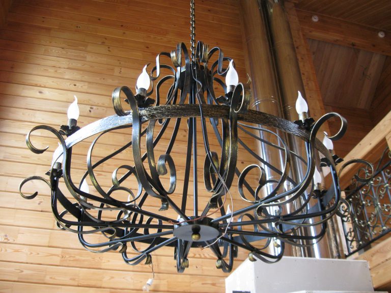 Lustre forgé sur le fond du salon en bois