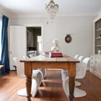 Table en bois massif rétro et chaises en plastique modernes