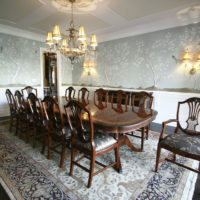 Table en bois dans la salle à manger d'une maison privée