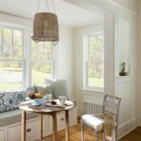 Table de petit déjeuner dans le salon de pays