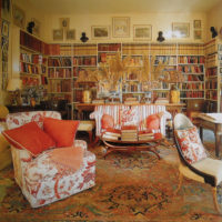 Bibliothèque de salon avec fauteuils lumineux