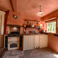Couleur rose dans la conception de la pièce de la maison de campagne