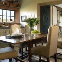 Table en bois vintage dans le salon du chalet
