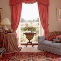 Décoration de porte avec des rideaux roses