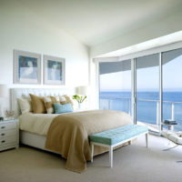 Chambre lumineuse avec vue sur la mer