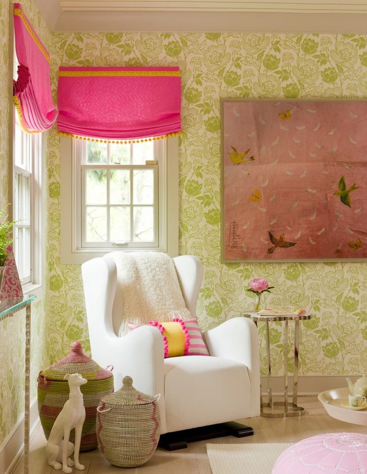 Decoración de la sala de estar de una casa de campo con papel tapiz floral.