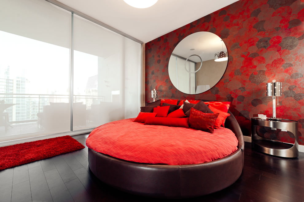 Interior de dormitorio moderno con tonos rojos.