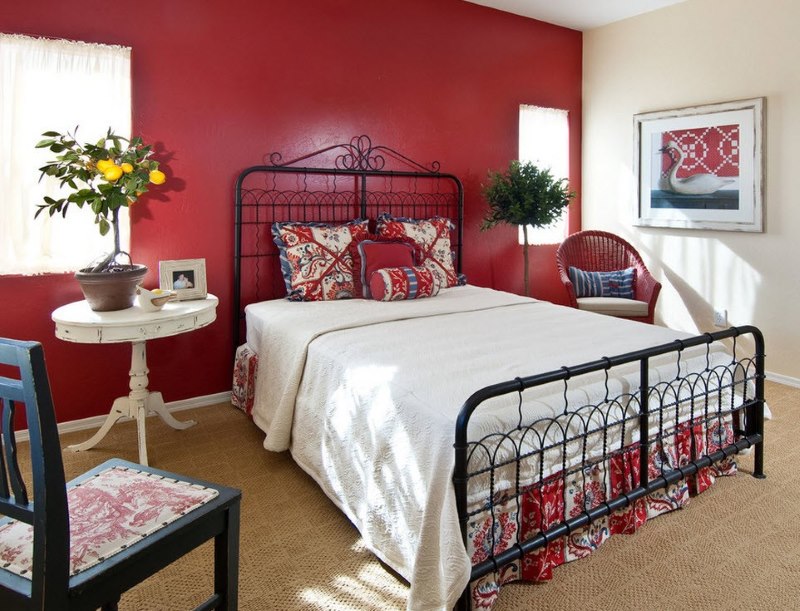 La combinación de ropa de cama blanca con una pared roja en el dormitorio.