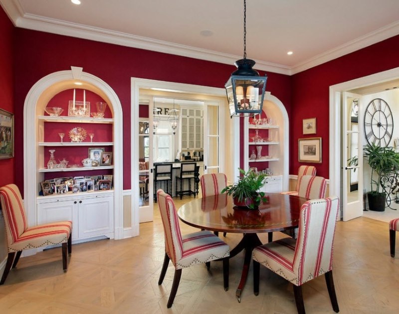 La combinación de rojo y blanco en el interior de la sala de estar.