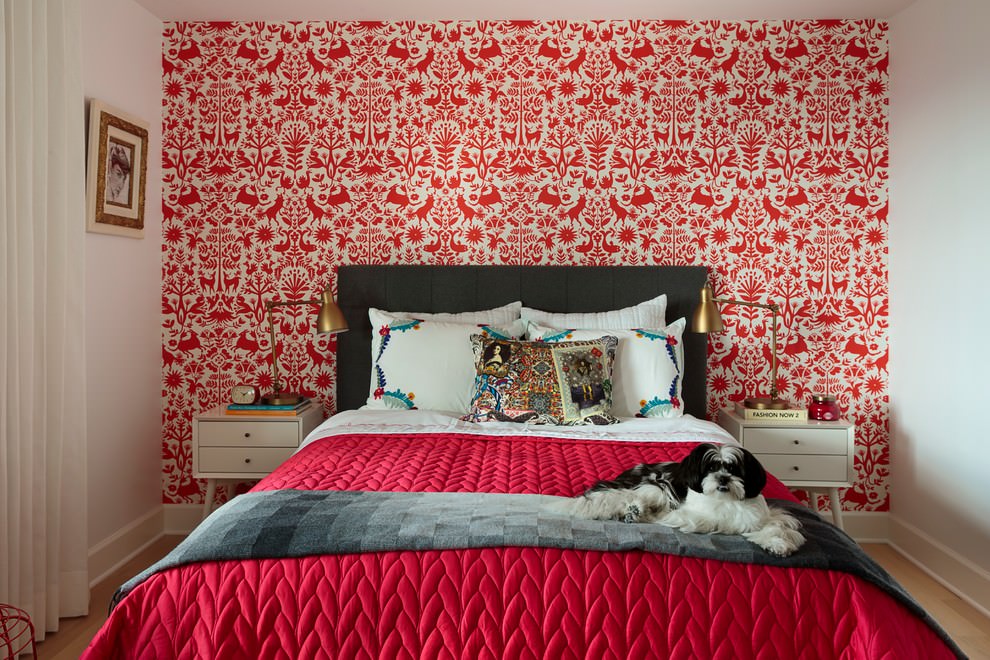 Decoración de la habitación con papel pintado rojo.