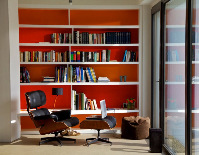 Librería con fondo rojo