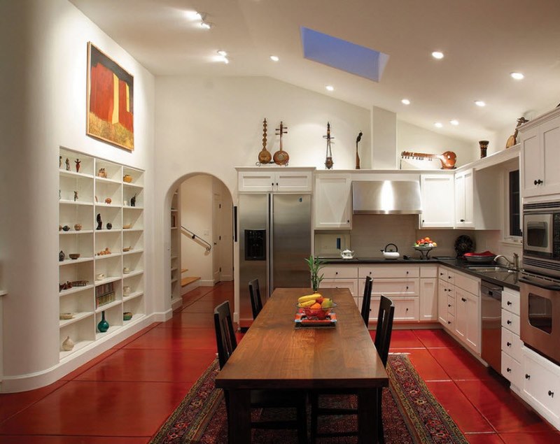 Cocina interior de una casa privada con piso rojo