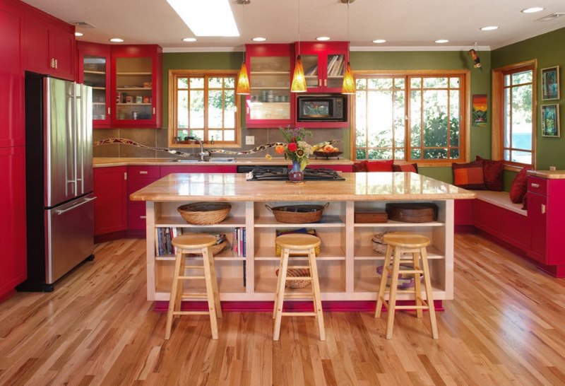 Interior de cocina de una casa de campo en color rojo-verde